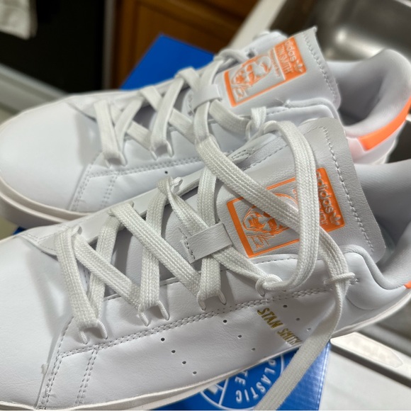 STAN SMITH BONEGA SHOES 9 fits 8.5 imo runs small - Picture 4 of 4